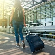 Vrouw met koffer op reis