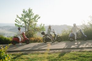 scooterrijders op vakantie ter illusrtratie