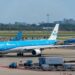 KLM-vliegtuig op Schiphol dat over het platform taxi’t met andere vliegtuigen op de achtergrond.