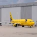Spirit Airlines-vliegtuig geparkeerd bij een onderhoudshangar op een luchthaven.